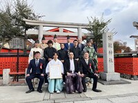 ねぎ（Novelbright）1日禰宜就任時の記念写真。