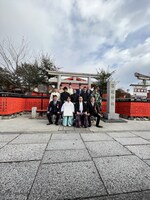 ねぎ（Novelbright）1日禰宜就任時の記念写真。