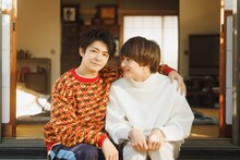 「すきすきワンワン！」に出演するKing & Prince・岸優太（左）、美 少年・浮所飛貴（右）。(c)NTV・J Storm