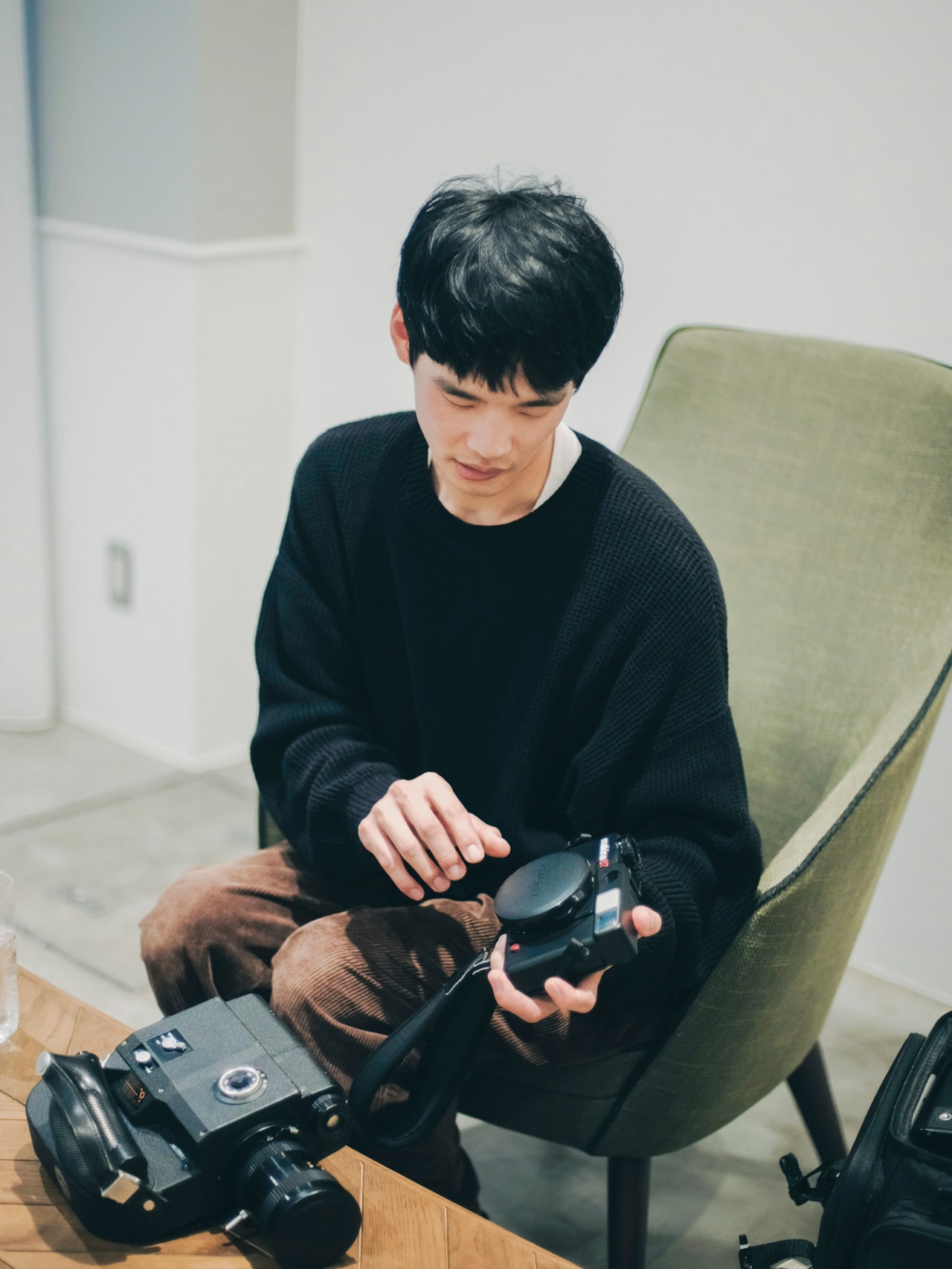 フィルムカメラを手に取る仲原。動画用ではないが憧れの1台だったという。