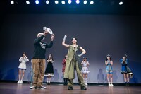 「おもカワ2022～アイドル大喜利シングルトーナメント～」チャンピオンベルト贈呈の様子。