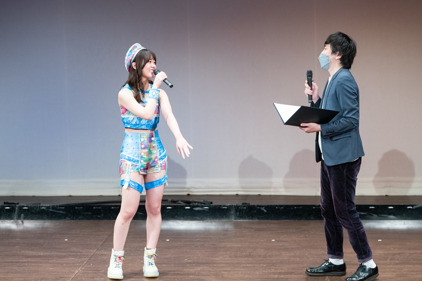 左から山崎夏菜（虹のコンキスタドール）、村上純（しずる）。
