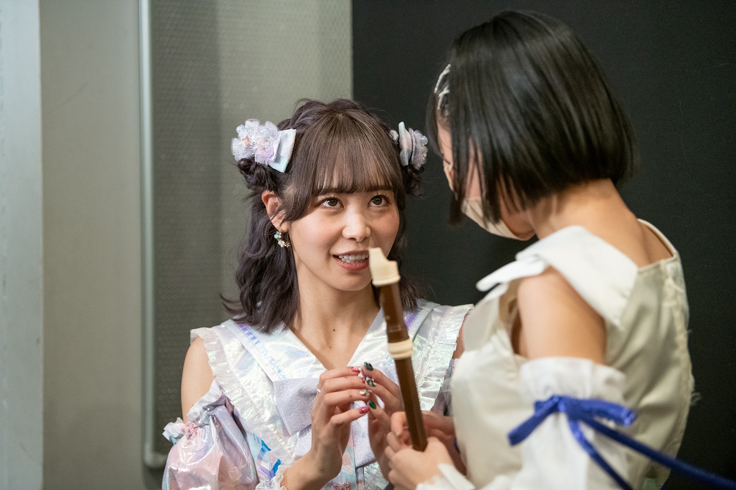 左から仲川瑠夏（FRUITS ZIPPER）、鍛治島彩（アップアップガールズ（２））。