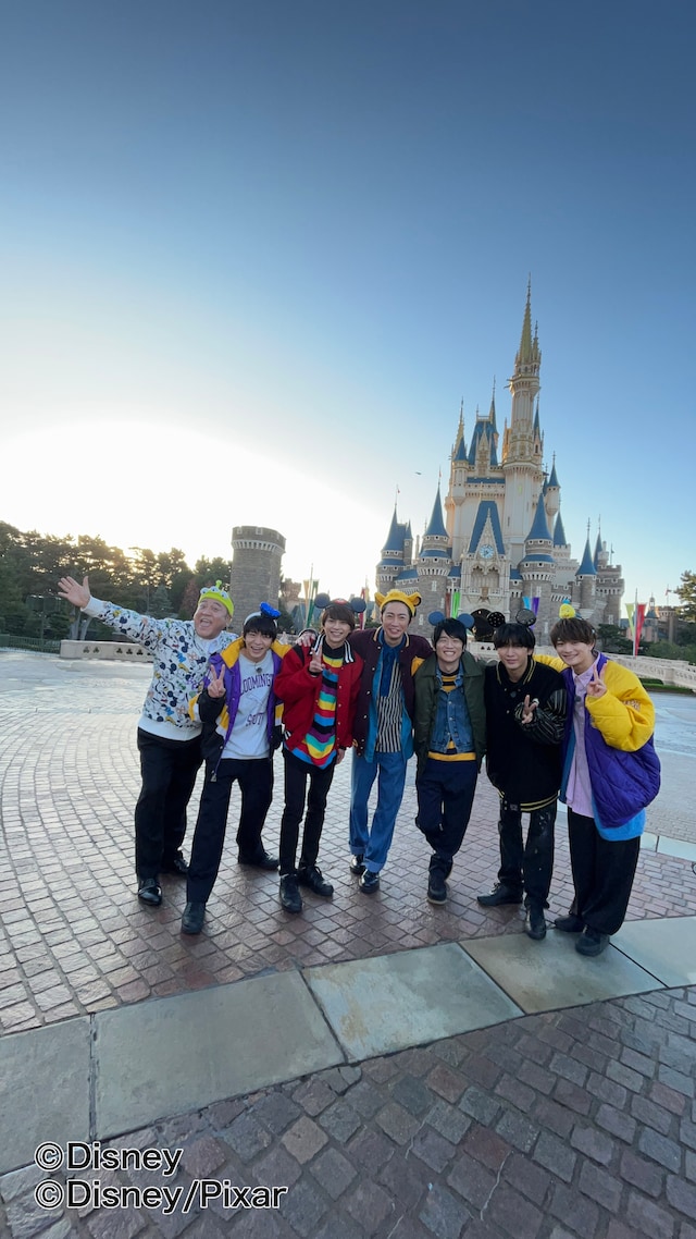 シンデレラ城前で記念撮影をする魂メンバー。