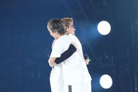 抱擁し合うATSUSHI（左）とTAKAHIRO（右）。