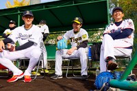 左から紅林弘太郎（オリックス・バファローズ）、青柳晃洋（阪神タイガース）、古田敦也。 (c)カンテレ