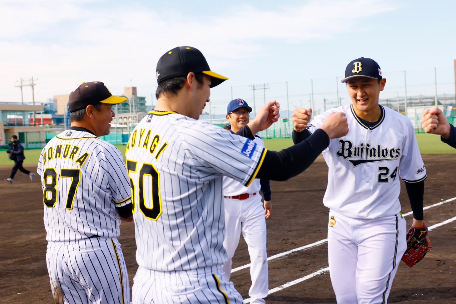 青柳晃洋とグータッチをする紅林弘太郎。 (c)カンテレ