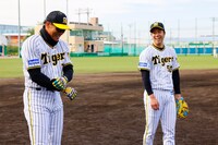 左から糸井嘉男、青柳晃洋。 (c)カンテレ