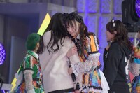 蛭田愛梨に抱きつく神田ジュナ。