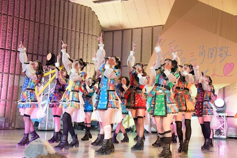 「虹のコンキスタドール ONE-MAN LIVE『愛の三角関数おしえてよ♡ in 日比谷野外音楽堂』」の様子。