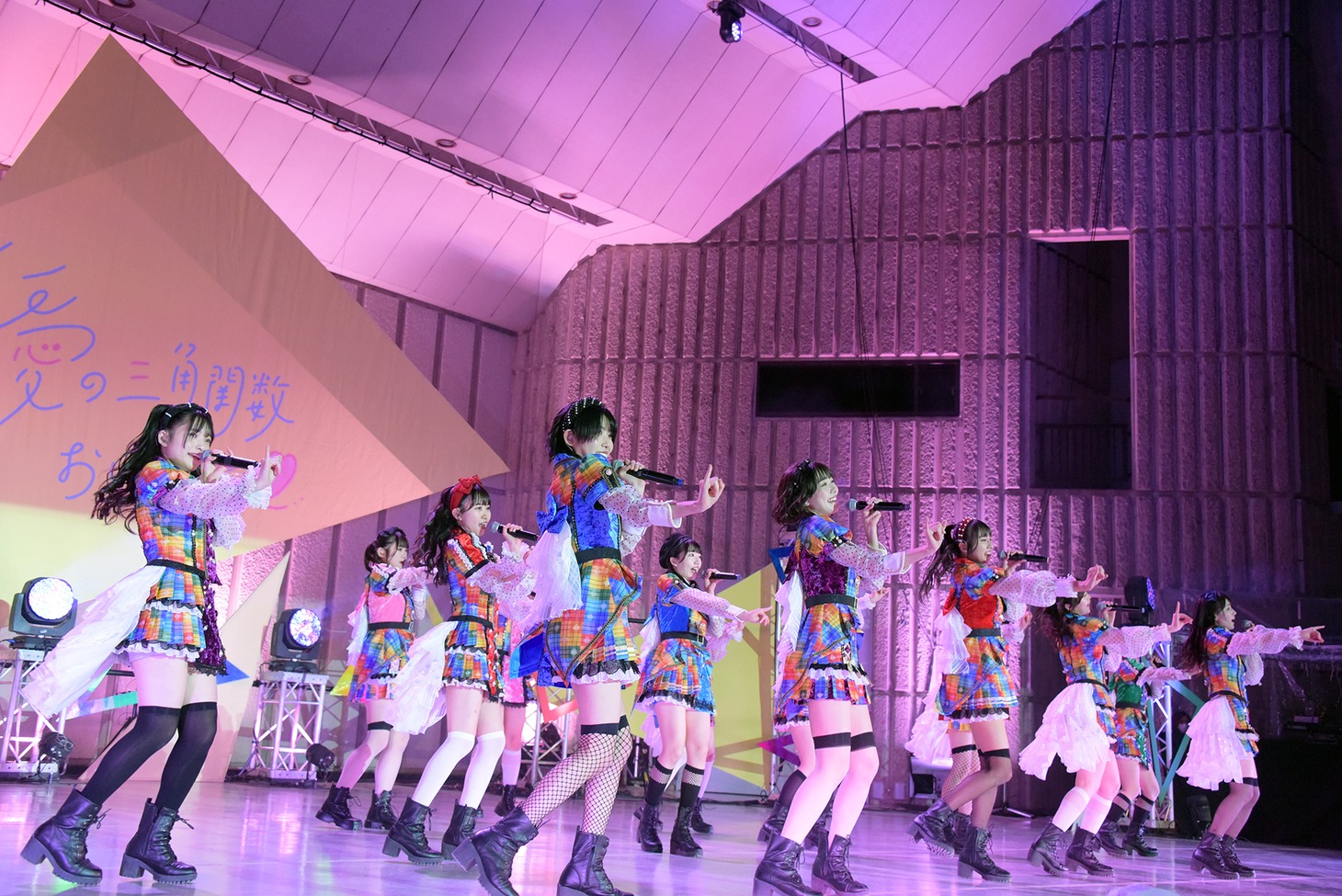 「虹のコンキスタドール ONE-MAN LIVE『愛の三角関数おしえてよ♡ in 日比谷野外音楽堂』」の様子。