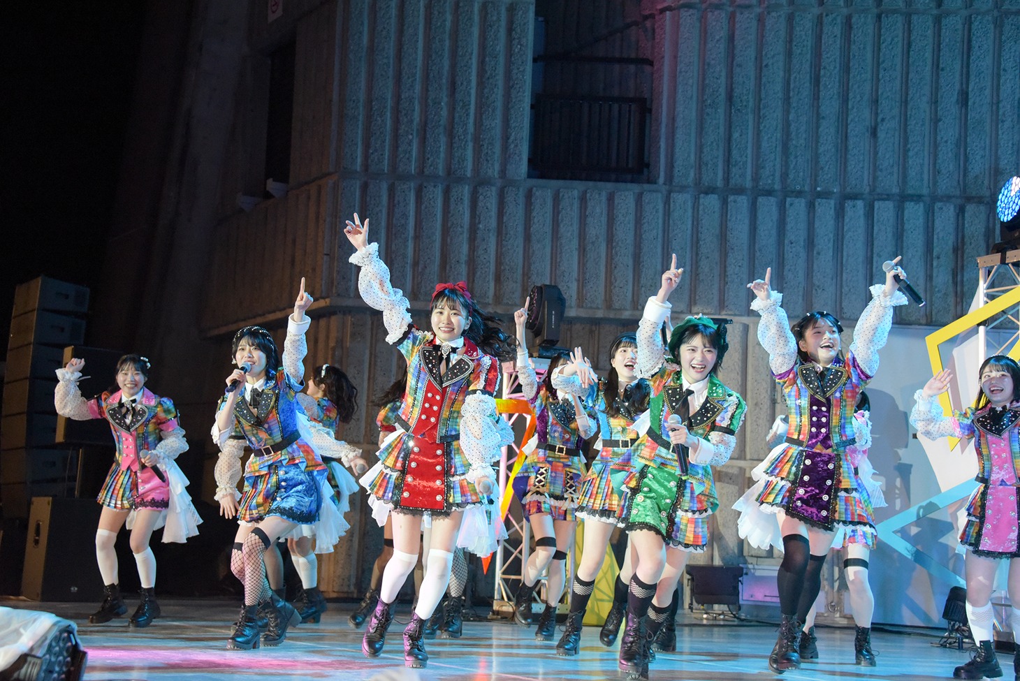 「虹のコンキスタドール ONE-MAN LIVE『愛の三角関数おしえてよ♡ in 日比谷野外音楽堂』」の様子。