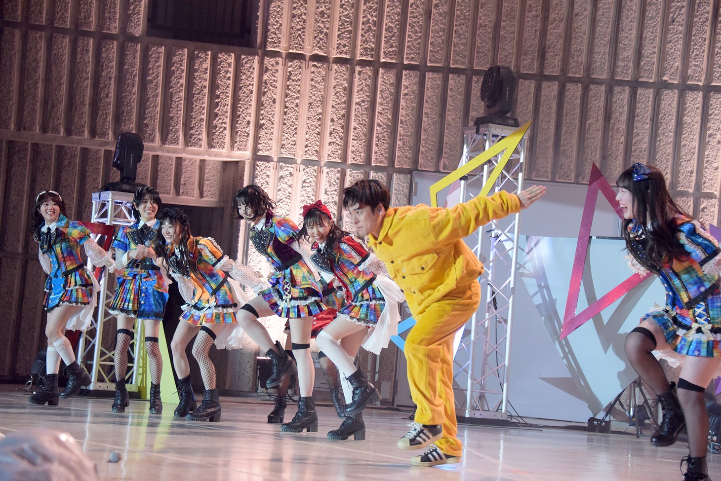 「PERFECT HUMAN」を踊るFISHBOYと虹のコンキスタドール。