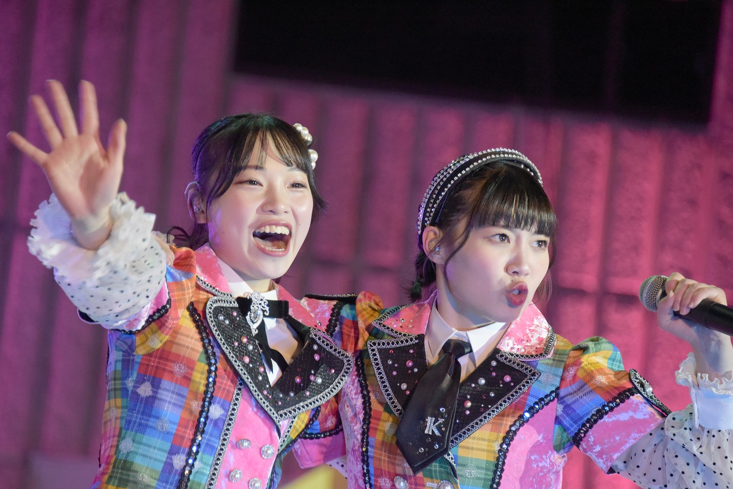 左から尾林結花、的場華鈴。