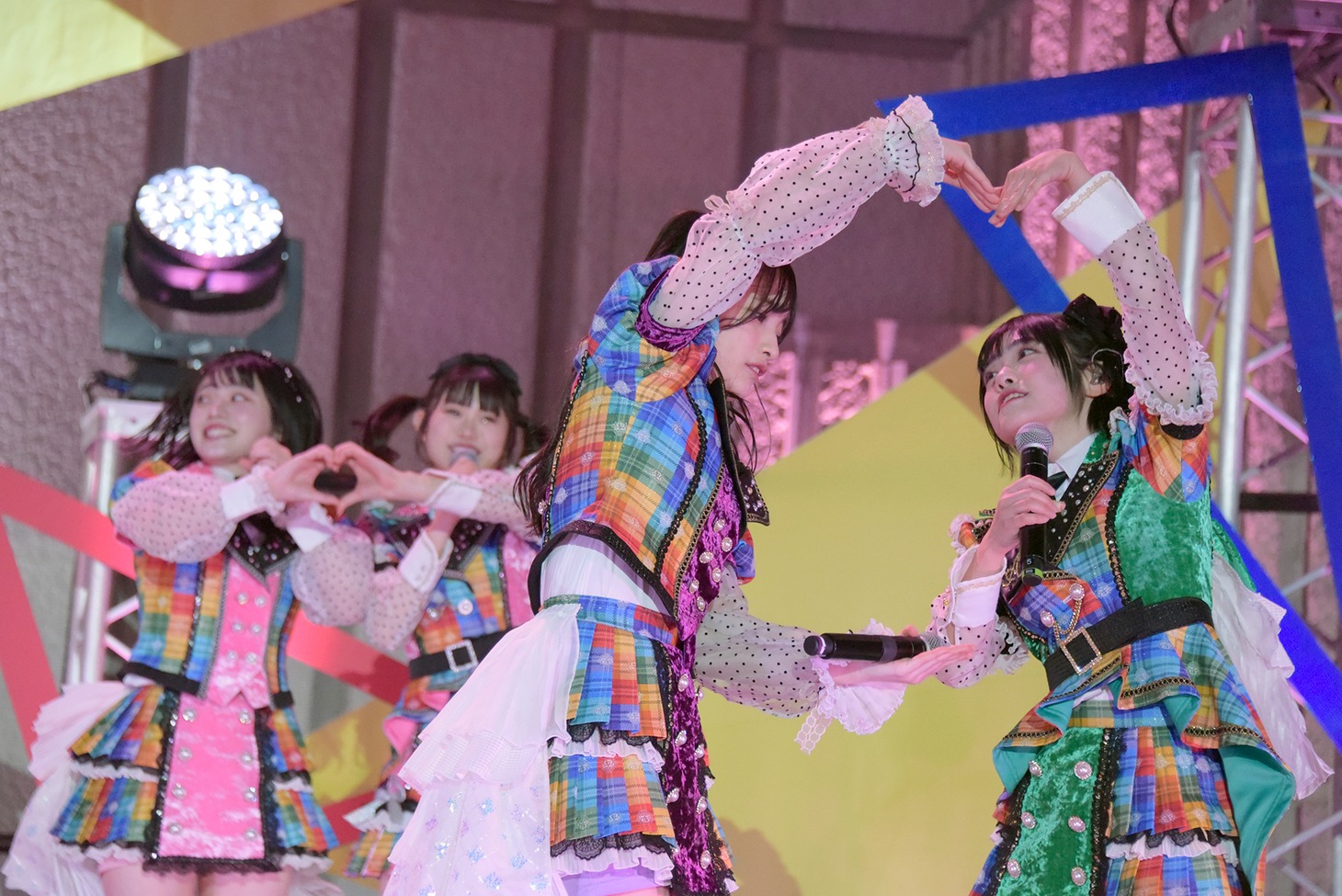 「虹のコンキスタドール ONE-MAN LIVE『愛の三角関数おしえてよ♡ in 日比谷野外音楽堂』」の様子。
