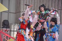 リハーサルで宙を移動する岡田彩夢。