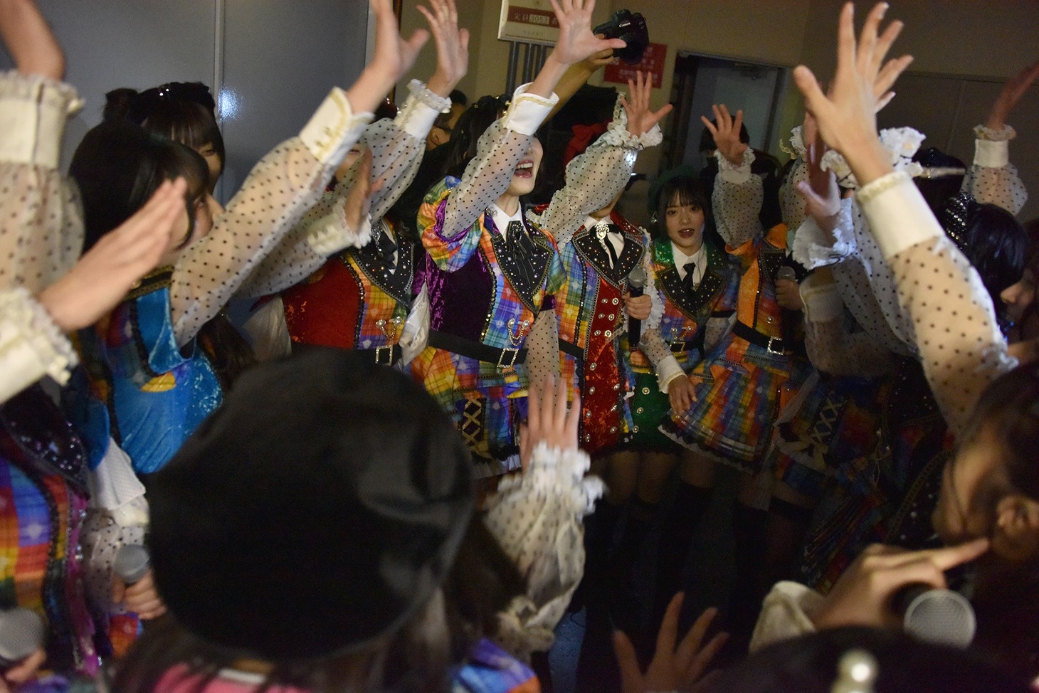 開演前に円陣を組む虹のコンキスタドール。