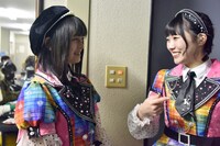 新予科生の川端優（左）に話しかける的場華鈴（右）。