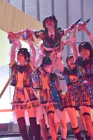 宙を移動する岡田彩夢。