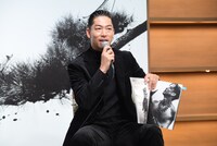 「特に印象に残ったカット」という浜辺でのシーンを開くEXILE AKIRA。