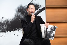 「特に印象に残ったカット」という浜辺でのシーンを開くEXILE AKIRA。