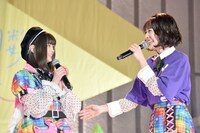 川端優（左）と、彼女の“推しメン”である鶴見萌（右）。