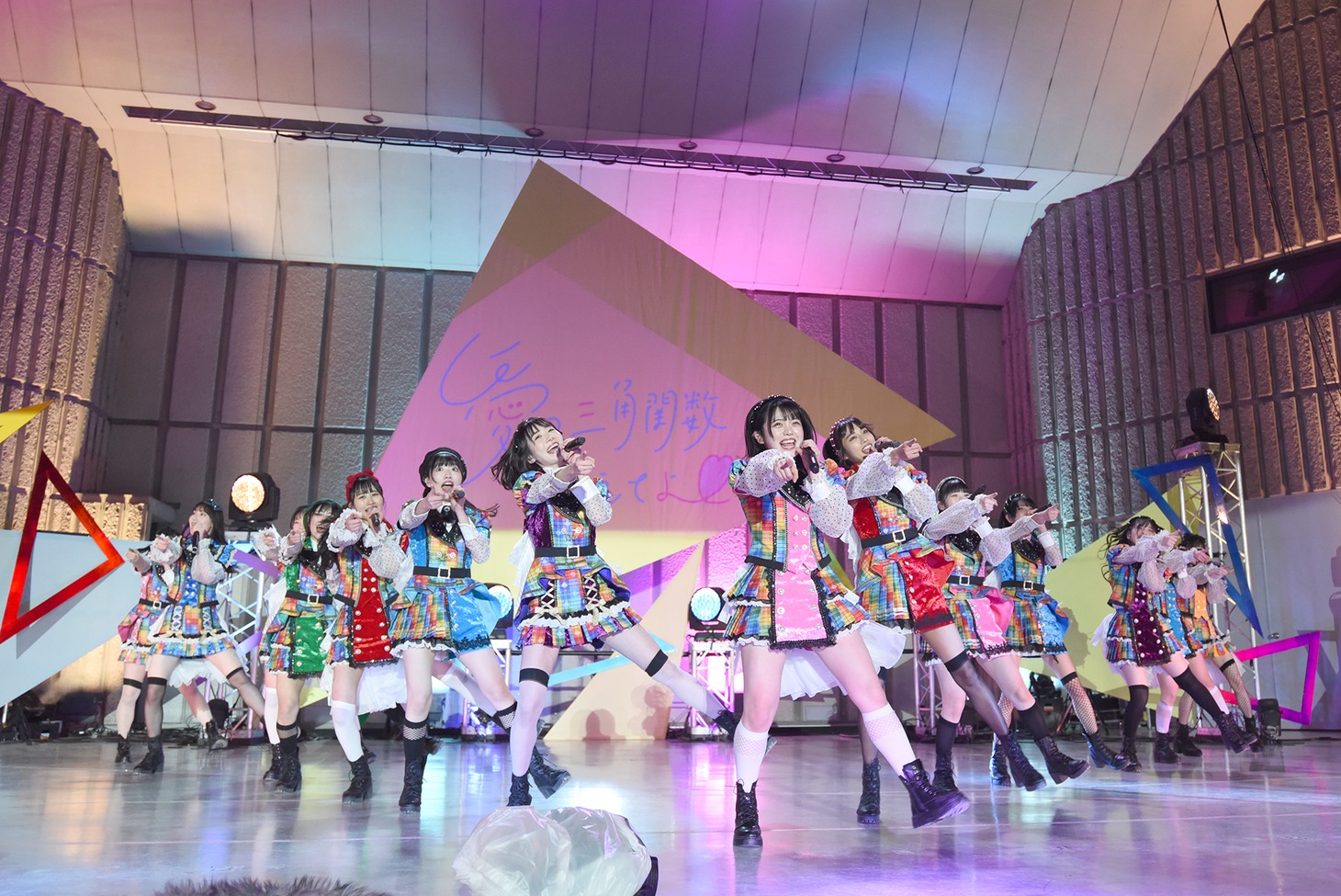 「虹のコンキスタドール ONE-MAN LIVE『愛の三角関数おしえてよ♡ in 日比谷野外音楽堂』」の様子。