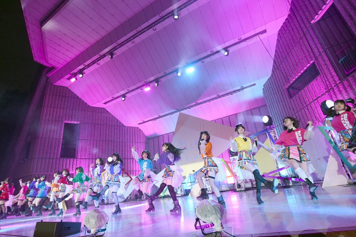 「虹のコンキスタドール ONE-MAN LIVE『愛の三角関数おしえてよ♡ in 日比谷野外音楽堂』」の様子。