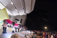 虹コンだいすきマンに向かっておじぎする虹のコンキスタドール。