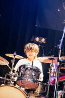 秦愛翔（Dr）（Photo by Ryohey）