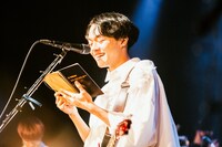 メンバーへの手紙を読む宮崎一晴（Vo, G）。（Photo by Ryohey）