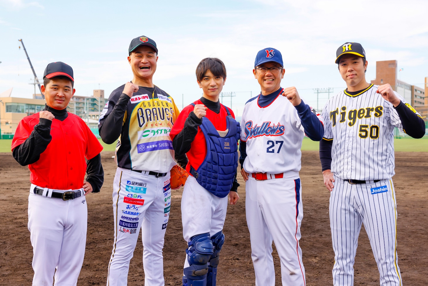 左から後藤拓実（四千頭身）、高岸宏行（ティモンディ）、高橋優斗（HiHi Jets）、古田敦也、青柳晃洋（阪神タイガース）。 (c)カンテレ