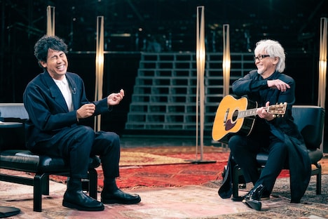 左から大泉洋、玉置浩二。（写真提供：NHK）