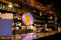 新宿LOFTのバーカウンター。大きな時計は日本武道館に飾られたことも。
