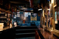 新宿LOFTのバーカウンター。奥には小上がりのスペースがある。