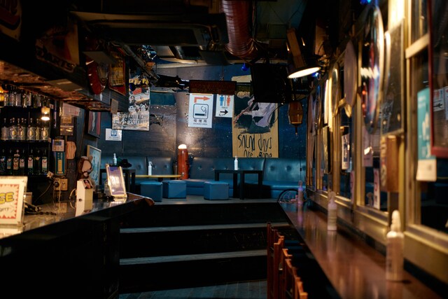 新宿LOFTのバーカウンター。奥には小上がりのスペースがある。