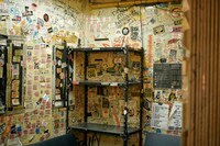 所狭しとステッカーが貼られている新宿LOFTの楽屋。
