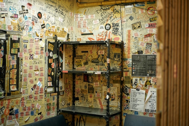 所狭しとステッカーが貼られている新宿LOFTの楽屋。