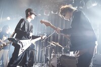 左から木下理樹（Vo, G）、戸高賢史（G）。（撮影：中野敬久）
