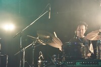 藤田勇（Dr）（撮影：中野敬久）