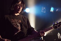 中尾憲太郎（B）（撮影：中野敬久）