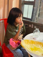 インタビューを受けるゲバたん。