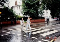 ベルギー在住時、遊びに行ったイギリス・ロンドンにて、The Beatles好きの父とアビー・ロードを歩くTAKU INOUE（左）。