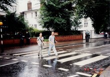 ベルギー在住時、遊びに行ったイギリス・ロンドンにて、The Beatles好きの父とアビー・ロードを歩くTAKU INOUE（左）。