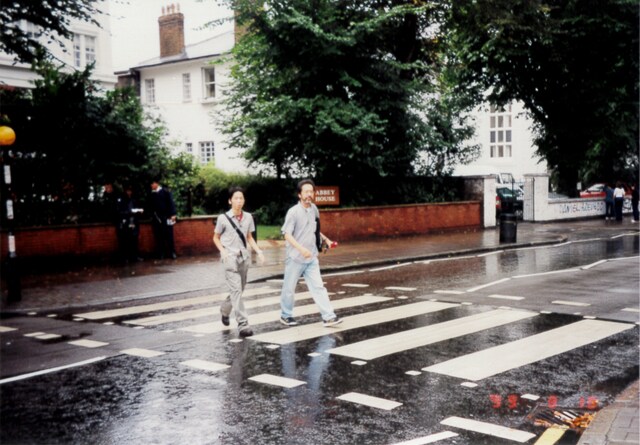 ベルギー在住時、遊びに行ったイギリス・ロンドンにて、The Beatles好きの父とアビー・ロードを歩くTAKU INOUE（左）。