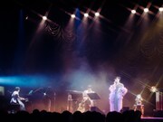 吉澤嘉代子「すなっく嘉代子の忘年会」の様子。（撮影：濱田英明）