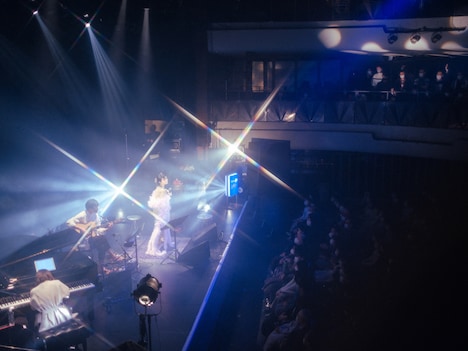 吉澤嘉代子「すなっく嘉代子の忘年会」の様子。（撮影：濱田英明）