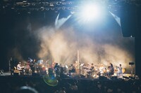 蓮沼執太フィル「消憶｜きおく｜Vanish, Memoria」の様子。（撮影：後藤武浩）