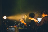 蓮沼執太フィル「消憶｜きおく｜Vanish, Memoria」の様子。（撮影：後藤武浩）