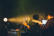 蓮沼執太フィル「消憶｜きおく｜Vanish, Memoria」の様子。（撮影：後藤武浩）